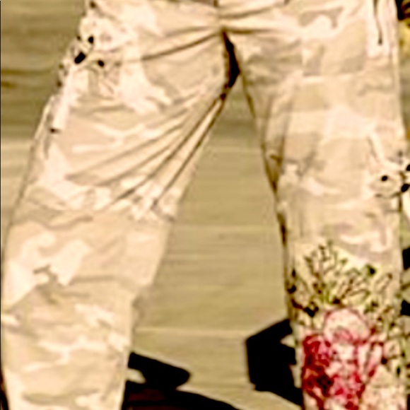 VENUS Camo Capri Pants Size 8 - Picture 9 of 10